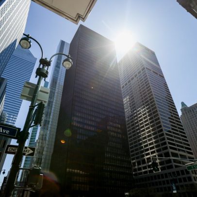 Investidores em busca de rendimento apostam em crédito enquanto dívida pública piora