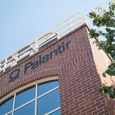 Palantir eleva previsão de receita, mas fica aquém nas vendas comerciais
