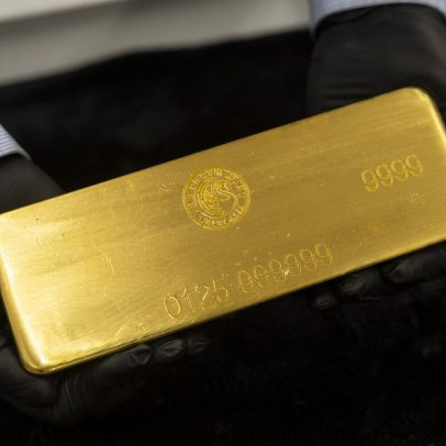 Ouro mantém perdas ante conflitos EUA-Irã que elevam a inflação