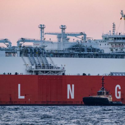 Navio LNG do Qatar inicia travessia por Hormuz; Trump defende reabertura