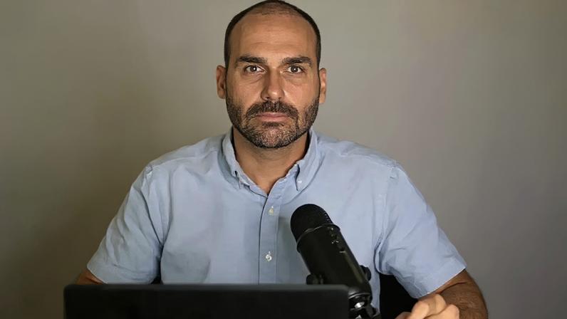 Eduardo Bolsonaro (PL-SP) fala sobre possibilidade de perder o seu mandato como deputado federal em live feita em seu canal de YouTube neste domingo, 20 de julho de 2025.