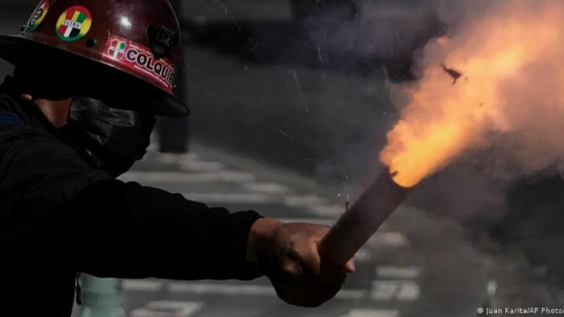 Manifestantes têm usado fogos de artifício e até mesmo explosivos em protestos contra o governo da Bolívia