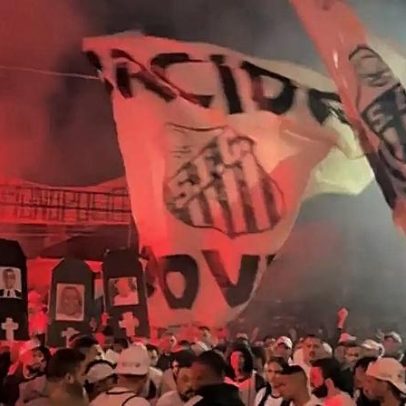Torcida do Santos protesta na Vila Belmiro e chama conselheiros de omissos