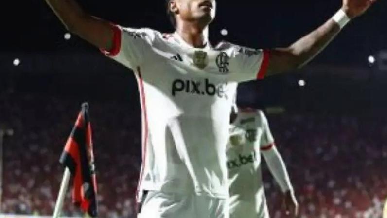 Flamengo segue na caça do líder Palmeiras.