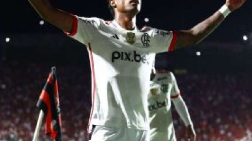 Bruno Henrique comemorando gol em cima do Vitória.