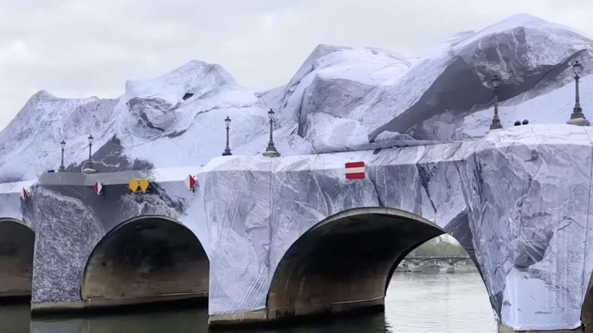 Pont Neuf vira caverna gigante em instalação de artista francês