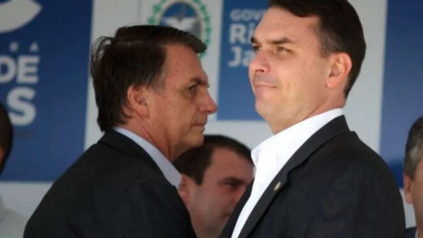 O ex-presidente Jair Bolsonaro e o filho Flávio Bolsonaro, pré-candidato ao Palácio do Planalto