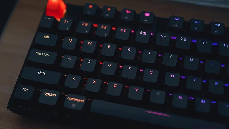 Teclado mecânico com luzes coloridas