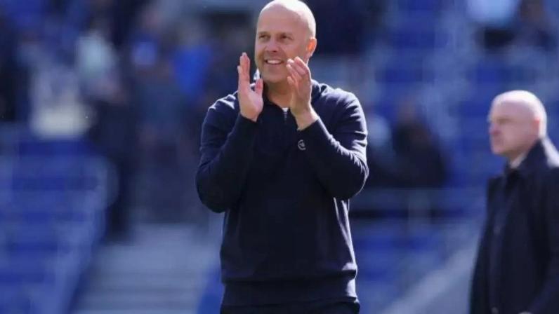 Arne Slot durante partida do Liverpool na Premier League –