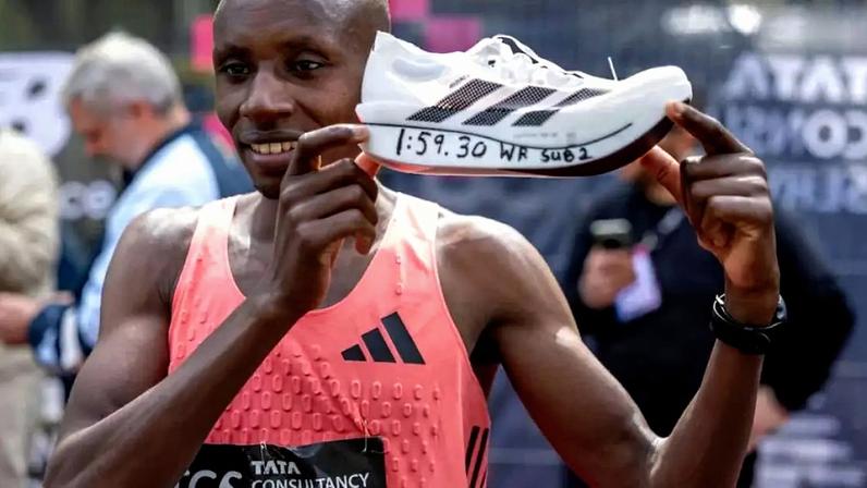 Sabastian Sawe celebrate o recorde mundial mostrando o tênis da conquista (Foto: David Cliff for London Marathon Events)