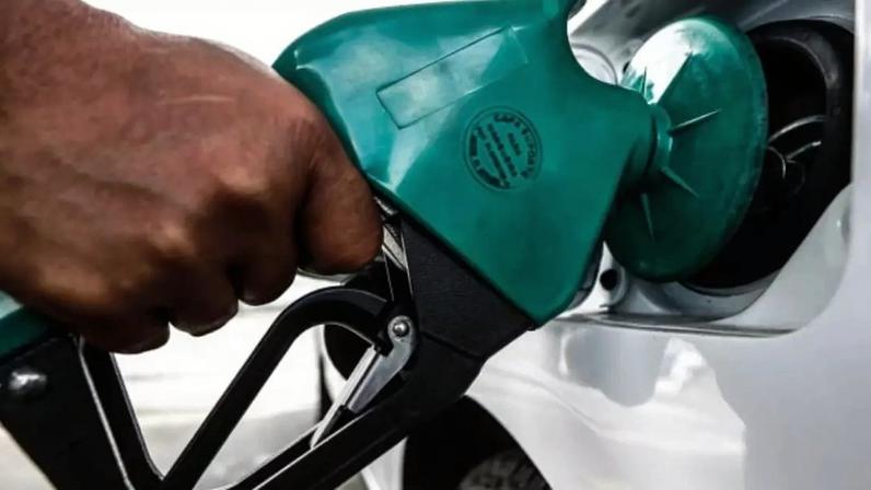 Reajuste anunciado nesta quinta-feira, 28, é menos da metade da defasagem dos preços da Petrobras em relação ao mercado internacional