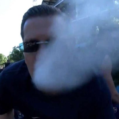 Jogador do Barcelona viraliza ao fumar em festa após título da La Liga