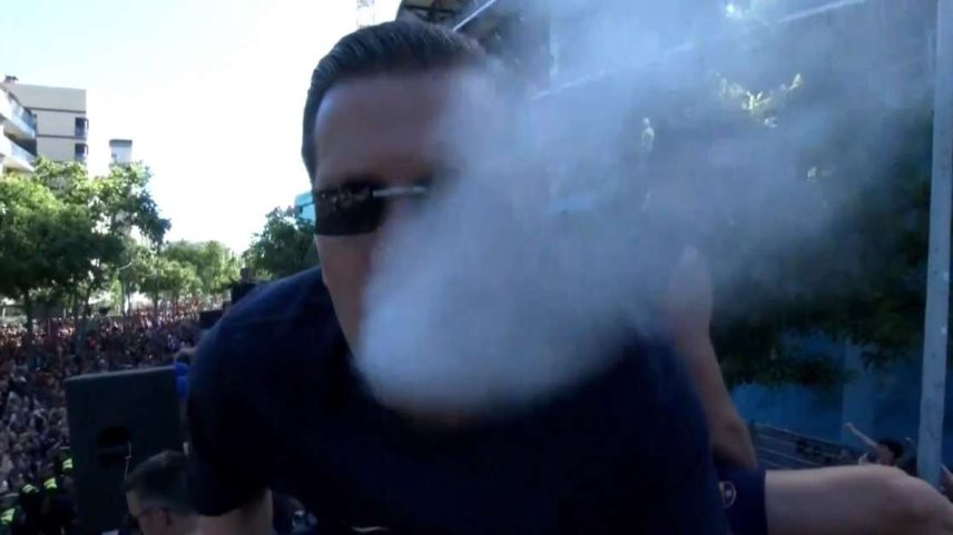 Szczesny fuma cigarro eletrônico em festa do título da La Liga