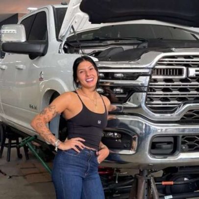 Ana Castela chora ao ver caminhonete personalizada