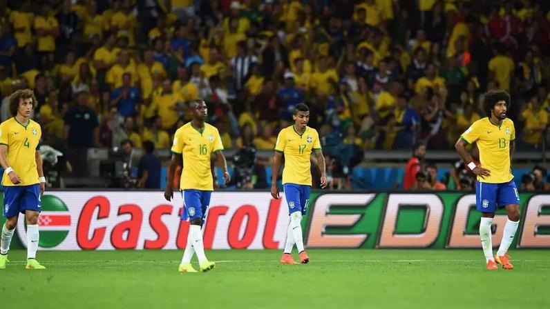 David Luiz, Ramires, Luiz Gustavo e Dante, do Brasil, demonstram desânimo após sofrerem um gol durante a partida entre Brasil e Alemanha na Copa 2014 –