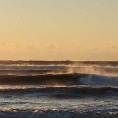 Ressaca atinge Litoral Norte com ondas de 2 metros