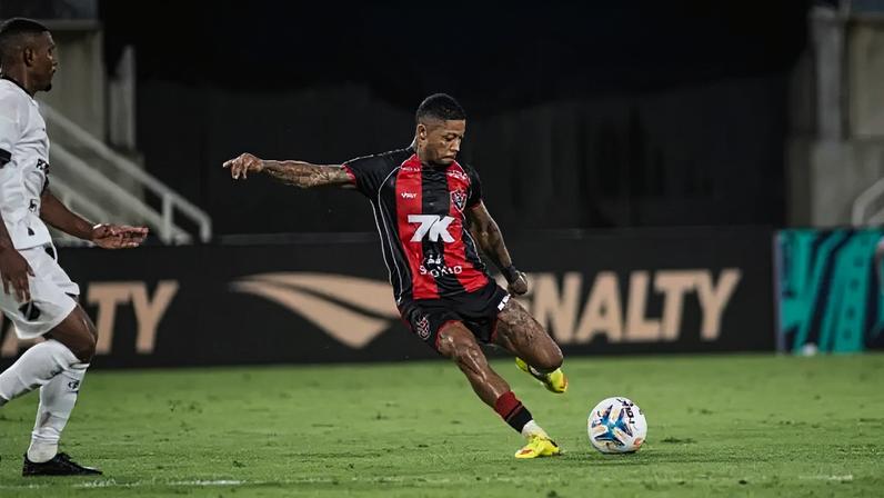 Marinho executa lançamento em partida diante do ABC, na Arena das Dunas, em Natal