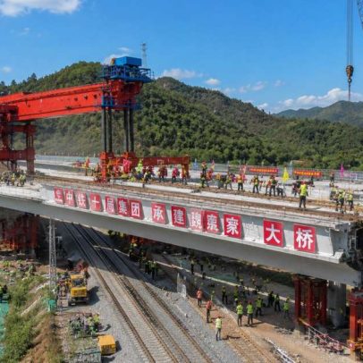 Engenharia chinesa substitui viaduto sob linha férrea em menos de 24 horas