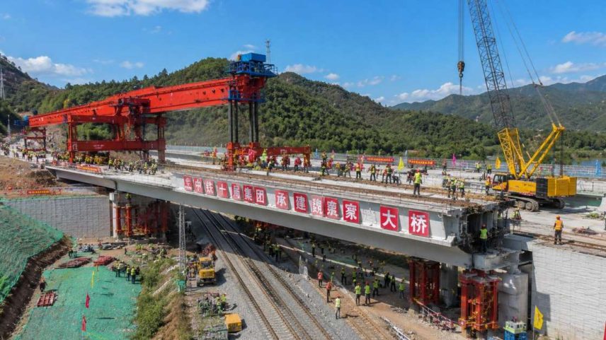 A troca rápida de um viaduto sob uma ferrovia em operação, na cidade de Guangyuan, na província de Sichuan, na China, vem sendo citada como exemplo de como a engenharia moderna lida com obras em corredores logísticos movimentados – Reprodução/X