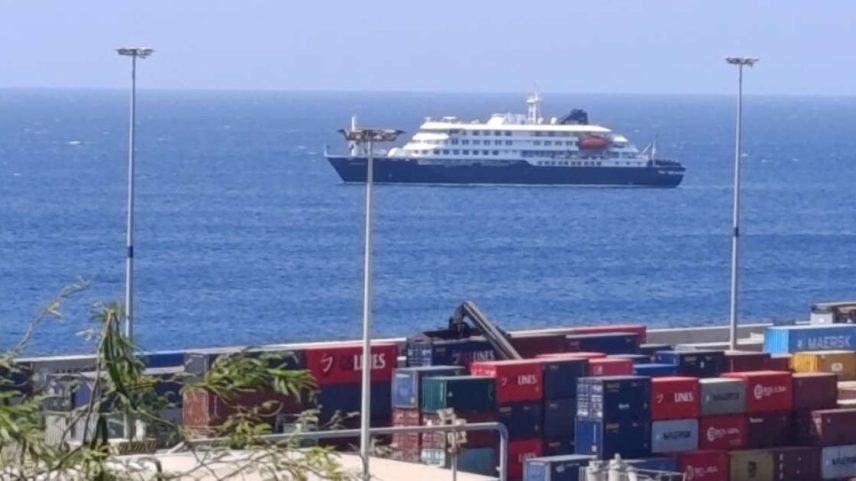 O navio de cruzeiro MV Hondius atraca no porto de Cabo Verde, enquanto os passageiros não foram autorizados a desembarcar devido a suspeitas de hantavírus a bordo, em Praia, Cabo Verde, em 4 de maio de 2026.
