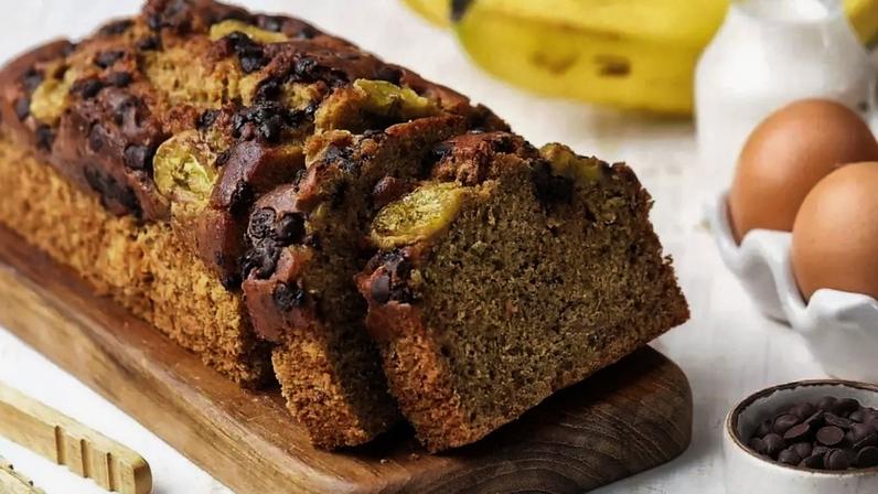 Uma receita simples, saudável e deliciosa para aproveitar aquelas bananas maduras que ficam mofando na sua fruteira. /