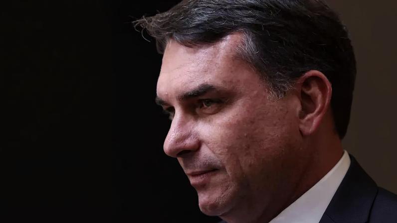 Flavio Bolsonaro, de perfil