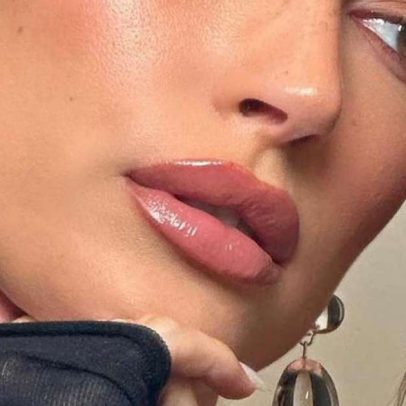 Técnica associada a Hailey Bieber promete lábios mais volumosos