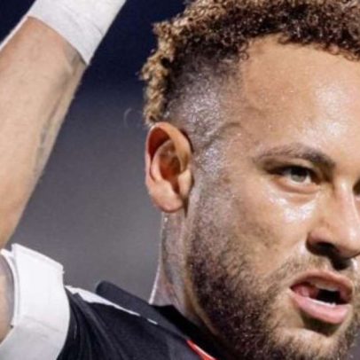 Torcedor do Cruzeiro pinta o rosto com 'fé' e leva faixa a Neymar no Mineirão