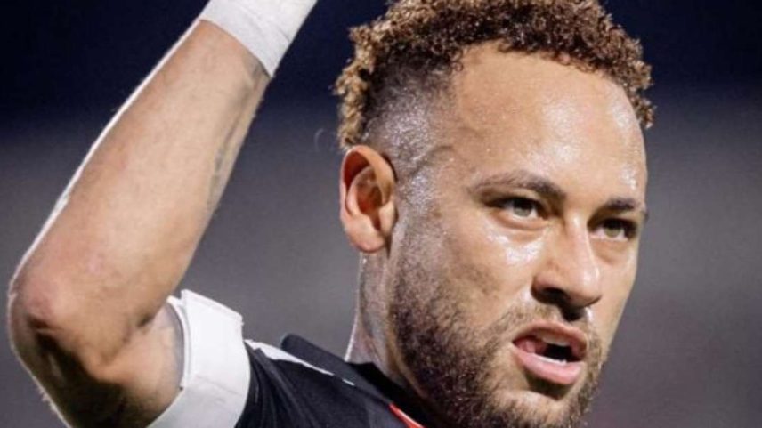 Raul Baretta / Santos FC - Legenda: Torcedor do Cruzeiro leva faixa em homenagem a Neymar ao Mineirão / Jogada10