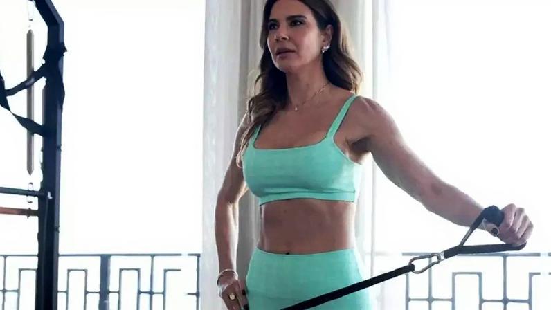 Luciana Gimenez tem 56 anos e sempre mostra sua vida ativa com muitos exercícios nas redes sociais.