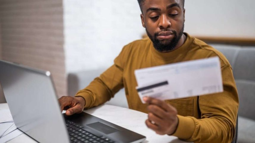 Muitos brasileiros pagam por serviços que não usam mais e só percebem isso quando revisam o extrato do cartão