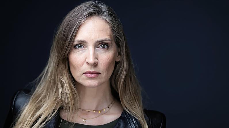 A ex-modelo francesa Juliette posa durante uma sessão de fotos em Paris em 10 de março de 2026.