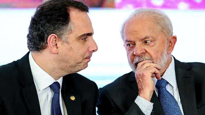 O ex-presidente do Senado, Rodrigo Pacheco, e o presidente Luiz Inácio Lula da Silva, durante solenidade (Fabio Rodrigues-Pozzebom/Agência Brasil)