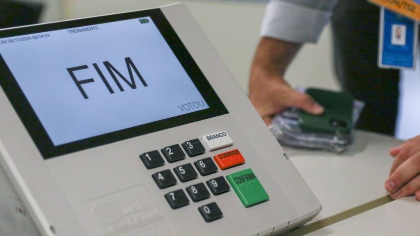 Nunes Marques assume o TSE com defesa da urna eletrônica