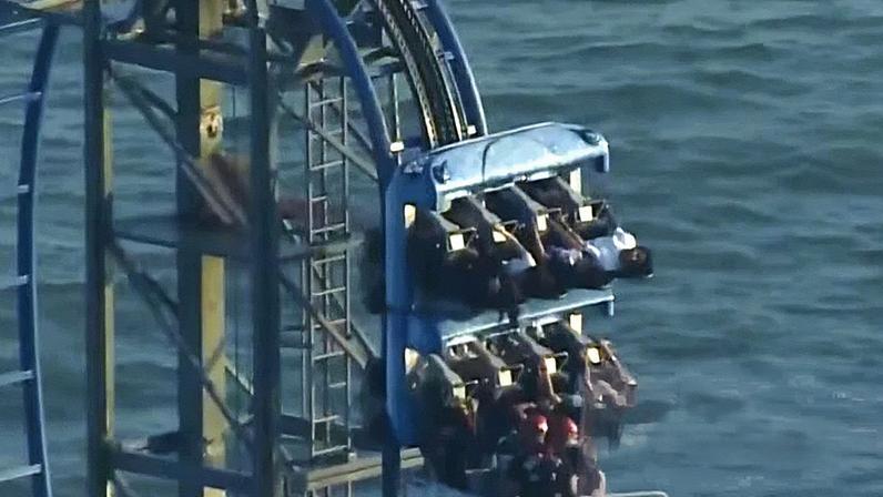 Oito estudantes resgatados após ficarem no topo de montanha-russa no Texas