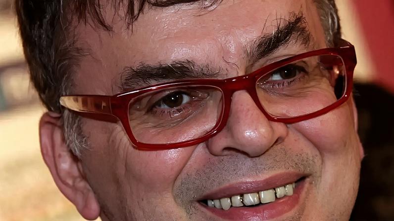 Walcyr Carrasco contou em entrevista que usou experiências pessoais como inspiração para criar a trama de "Quem Ama Cuida", próxima novela das nove da Globo, escrita em parceria com Claudia Souto e com direção artística de Amora Mautner, que estreia no dia 18 de maio. Recentemente, ele precisou fazer fisioterapia para recuperar os movimentos depois de quebrar a perna e foi a partir dessa experiência que surgiu a ideia da relação entre Adriana, personagem de Letícia Colin, e Arthur Brandão, vivido por Antônio Fagundes.