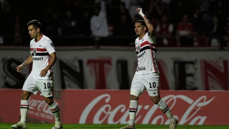 Luciano se torna o segundo maior artilheiro do São Paulo no século –