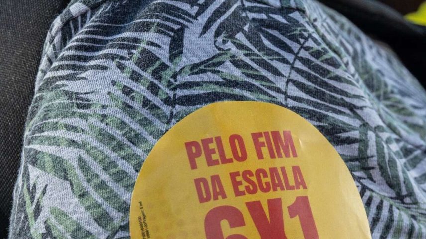 Pessoa com adesivo escrito