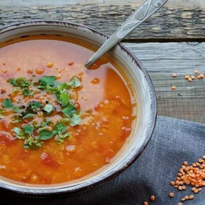 Sopa detox: 10 receitas saudáveis para dias frios