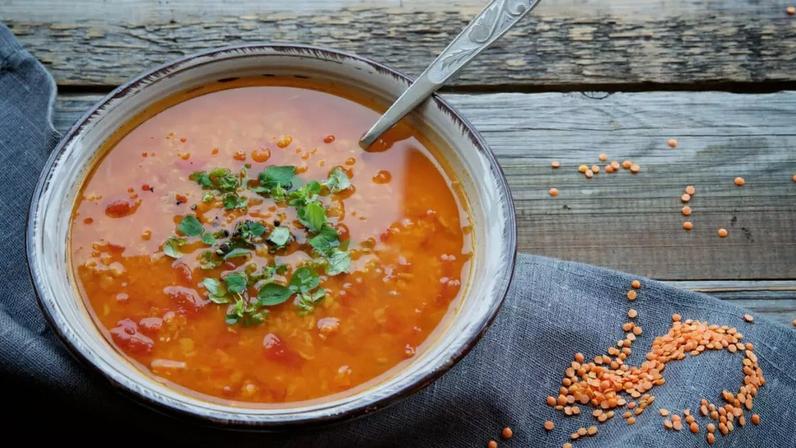 Sopa detox de lentilha vermelha