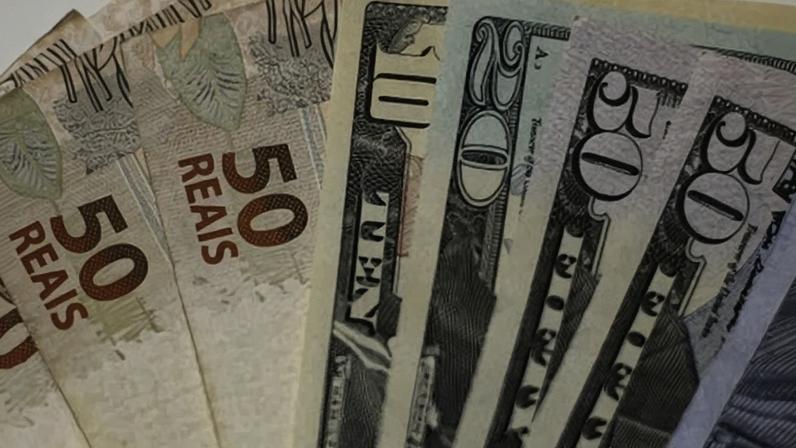 Notas de real e dólar
