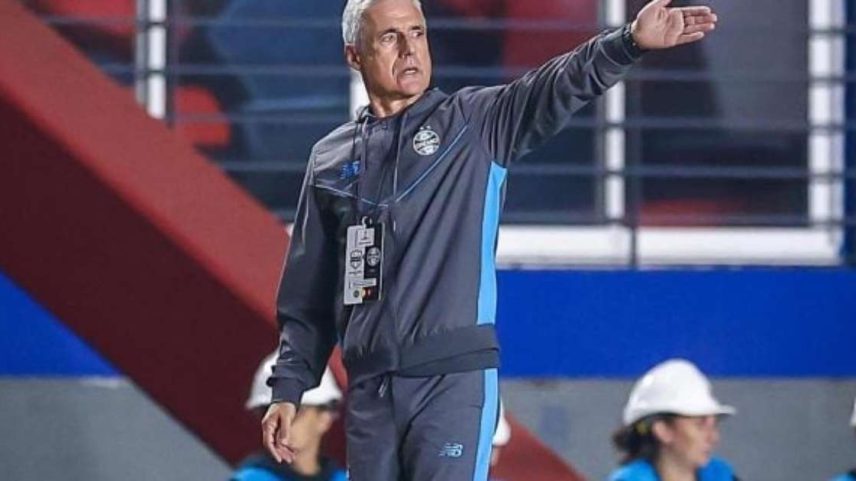 Jogadores do Grêmio festejam o primeiro gol da noite no trunfo diante do Deportivo Riestra, fora de casa, pela Sul-Americana –