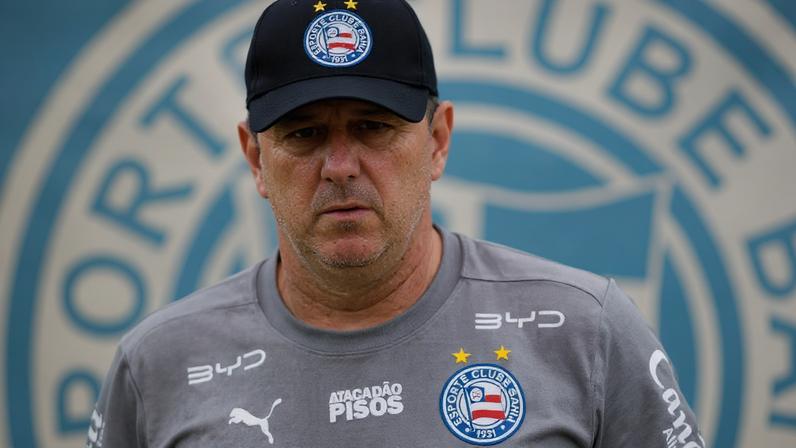 Rogério Ceni em comando de treino do Bahia