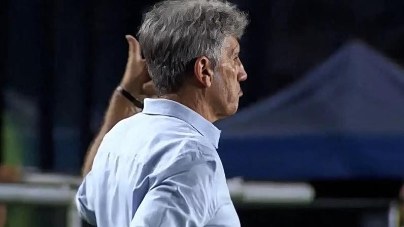 Torcedores do Vasco arremessaram copos na direção de Renato Gaúcho –