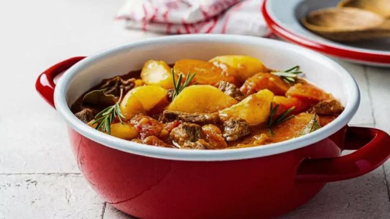 Seis caldos para espantar o frio, do verde à mandioca