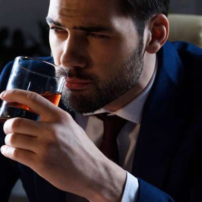 Álcool tem impacto maior com a idade? Efeitos após os 40 anos