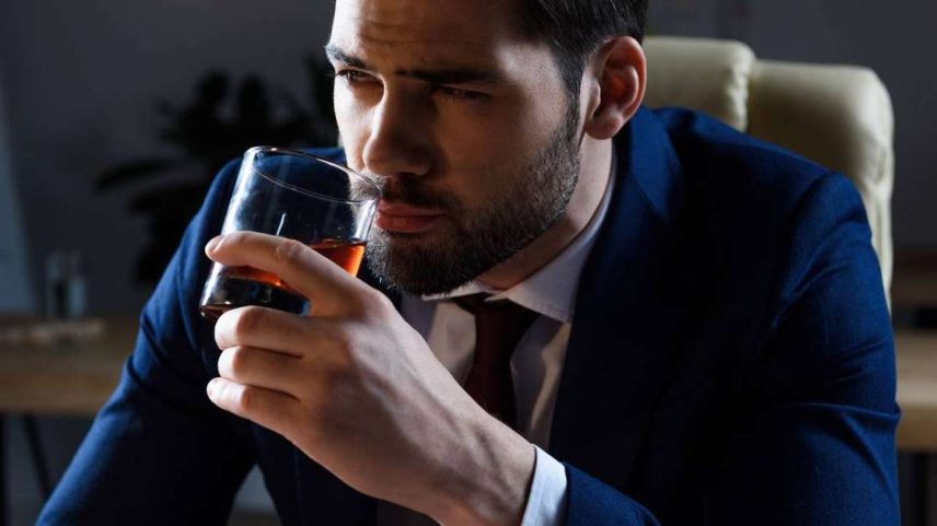 O impacto do álcool após os 40 anos tem chamado a atenção de médicos e pesquisadores. Em especial, pela forma como o envelhecimento modifica a resposta do organismo às bebidas alcoólicas – depositphotos.com / NatashaFedorova