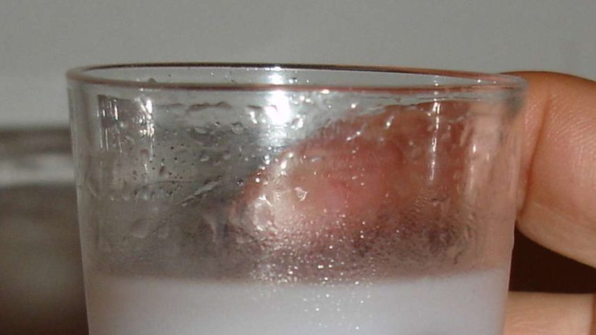 Arak, o destilado tradicional do Líbano explicado