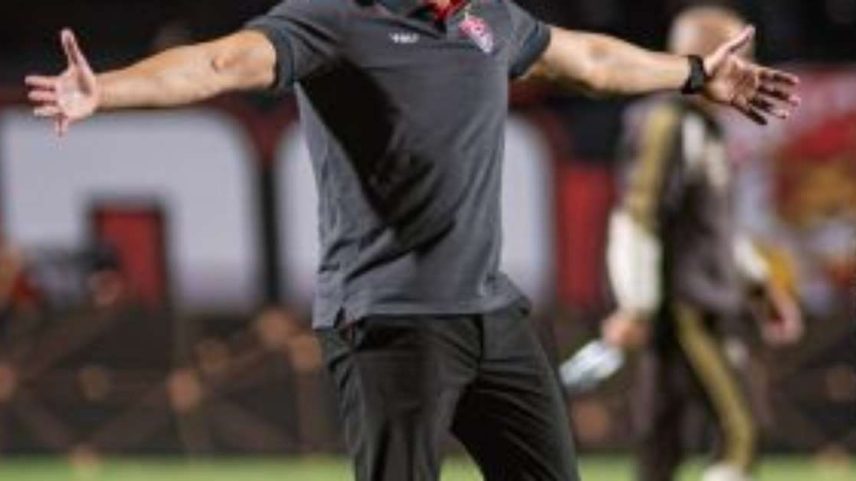 Jair Ventura comemorando classificação na Copa do Brasil.