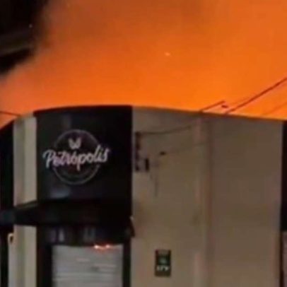 Incêndio de grandes proporções atinge padaria em Porto Alegre